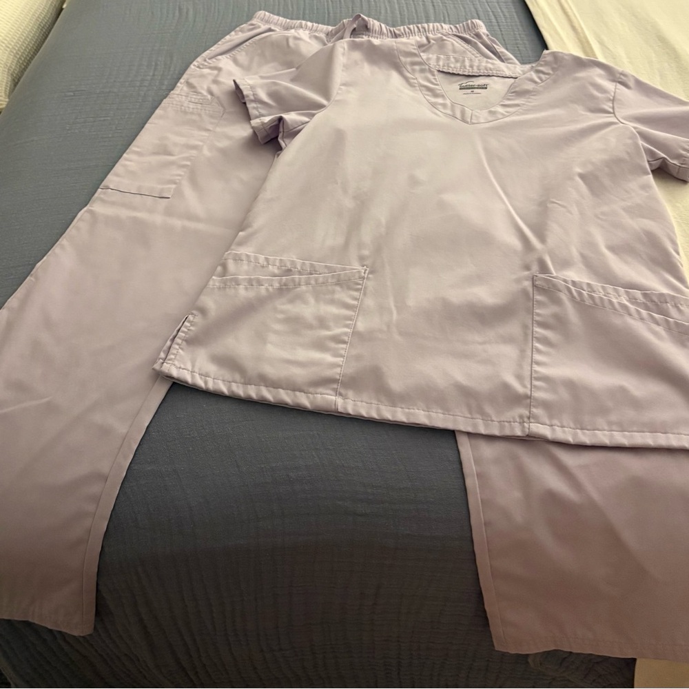 Lavender Women's scrub set - Picture 3 of 5
